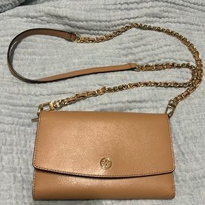 Excellent condition nude Tory Burch Robinson chain crossbody. Lots of pockets.